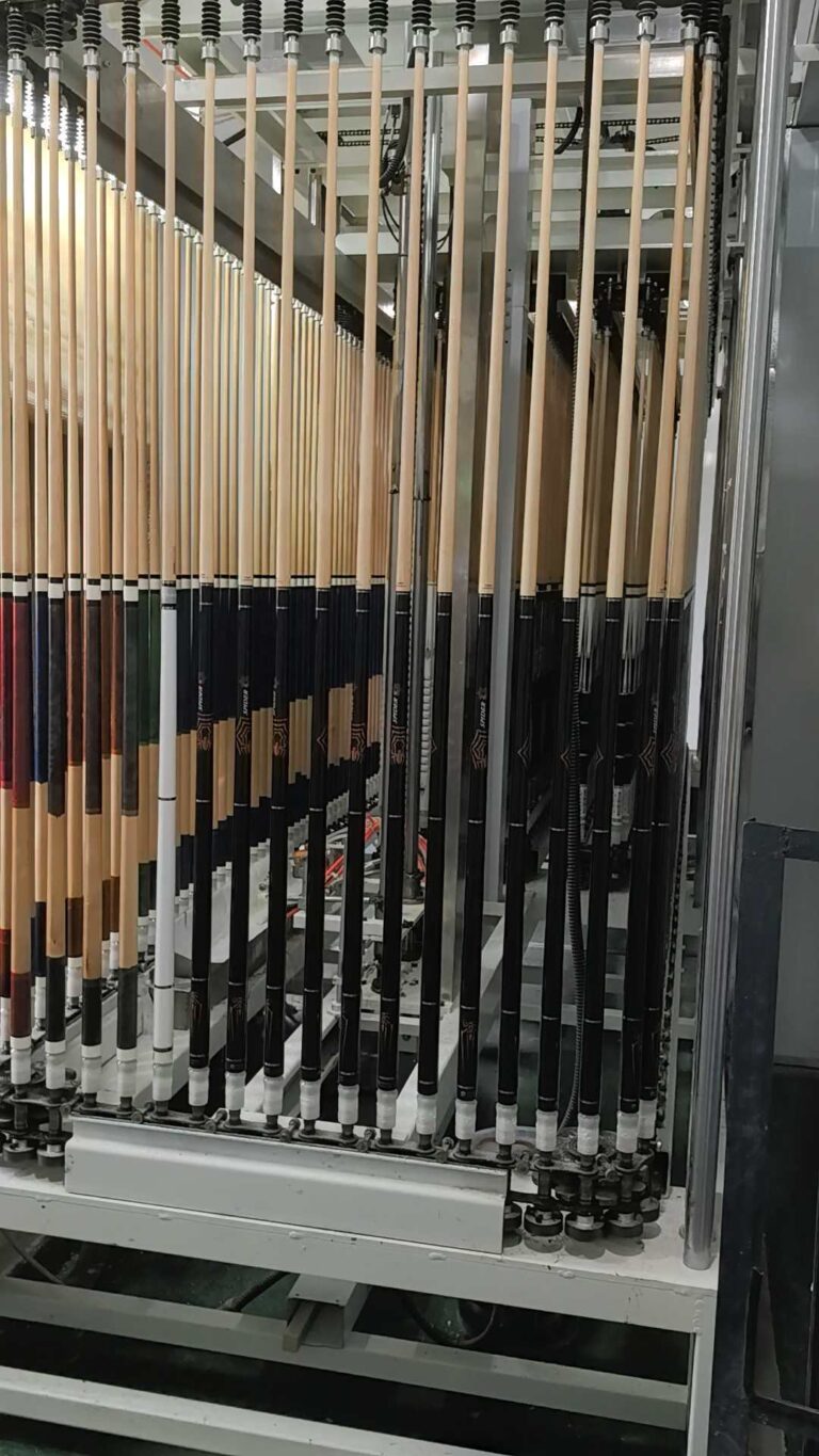 Automatic reciprocating pool cue spray painting machine